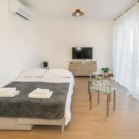 Poolside Anabella Apartament *