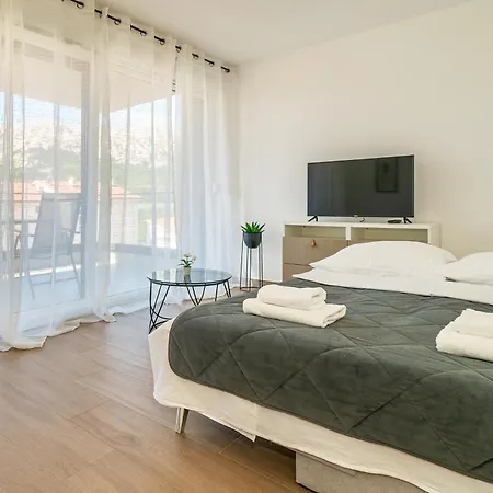 Poolside Anabella Baška