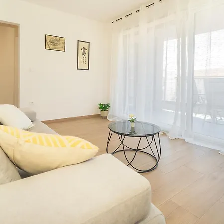 Apartman Poolside Anabella *