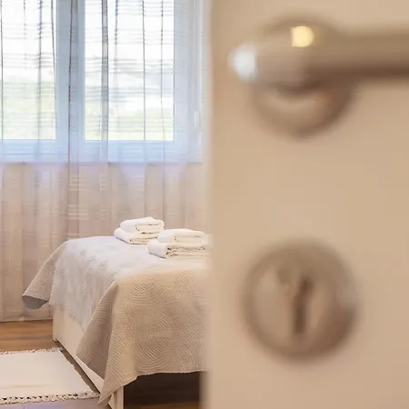 Poolside Anabella Apartamento Baška