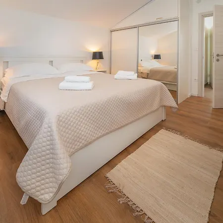 Poolside Anabella Apartamento