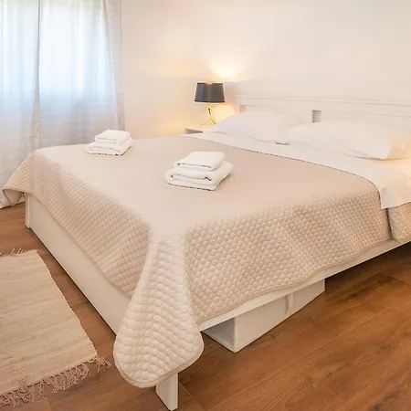 Poolside Anabella Apartamento *