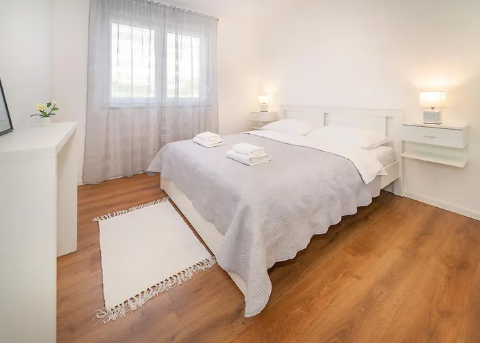 Apartment Poolside Anabella *