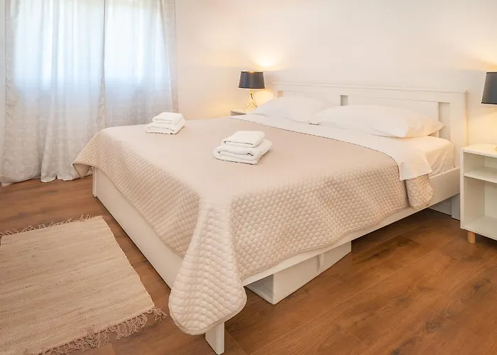 Poolside Anabella Apartment *