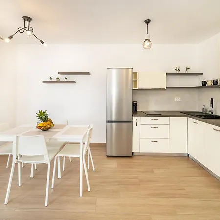 Poolside Anabella Apartmán